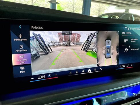 Used 2024 BMW 740i w/ Executive Package image 27