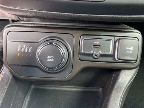 Used 2020 Jeep Renegade Latitude w/ UConnect 8.4 Nav Group AWD/4WD image 17