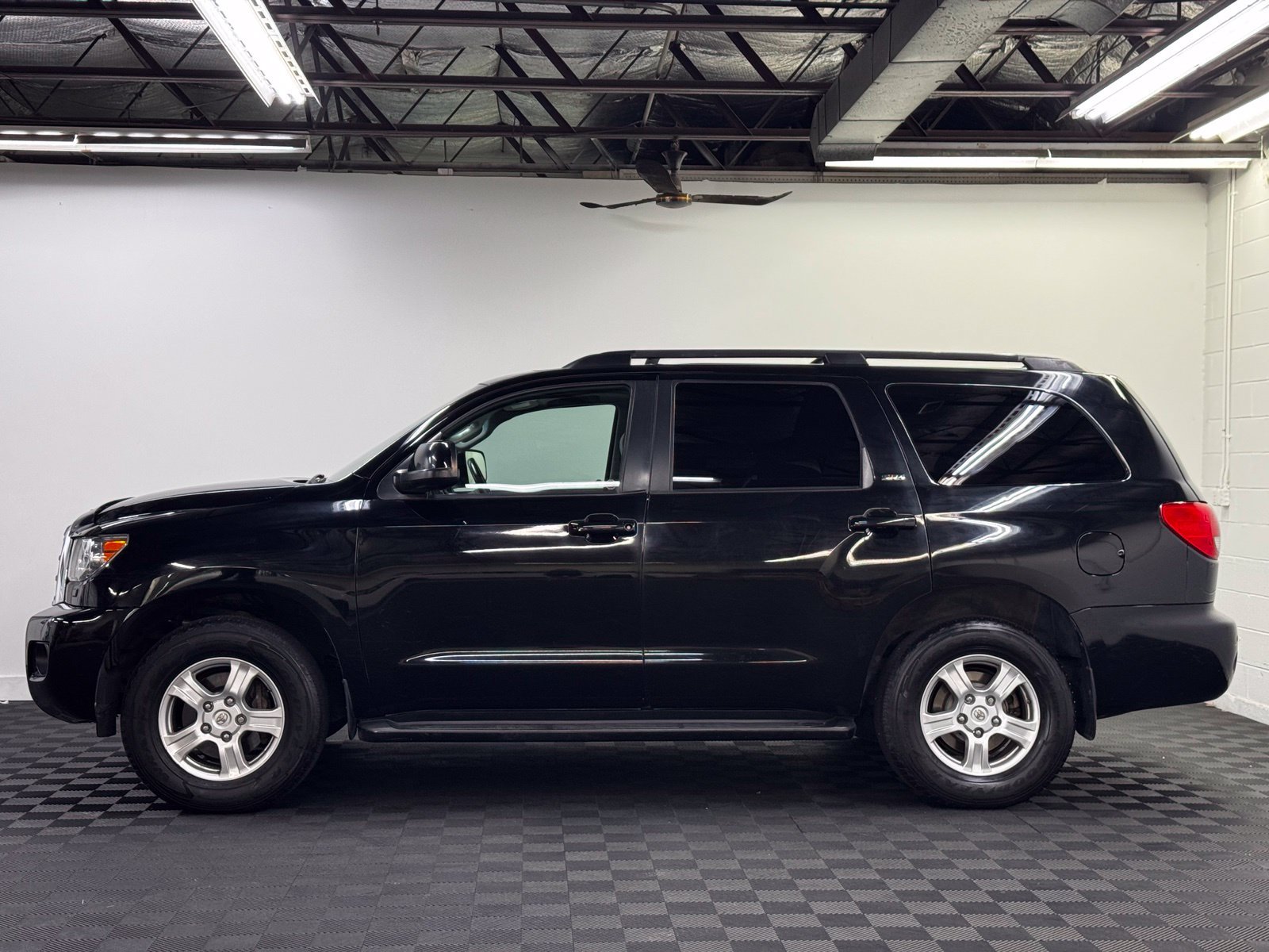 Used 2010 Toyota Sequoia SR5 AWD/4WD image 3