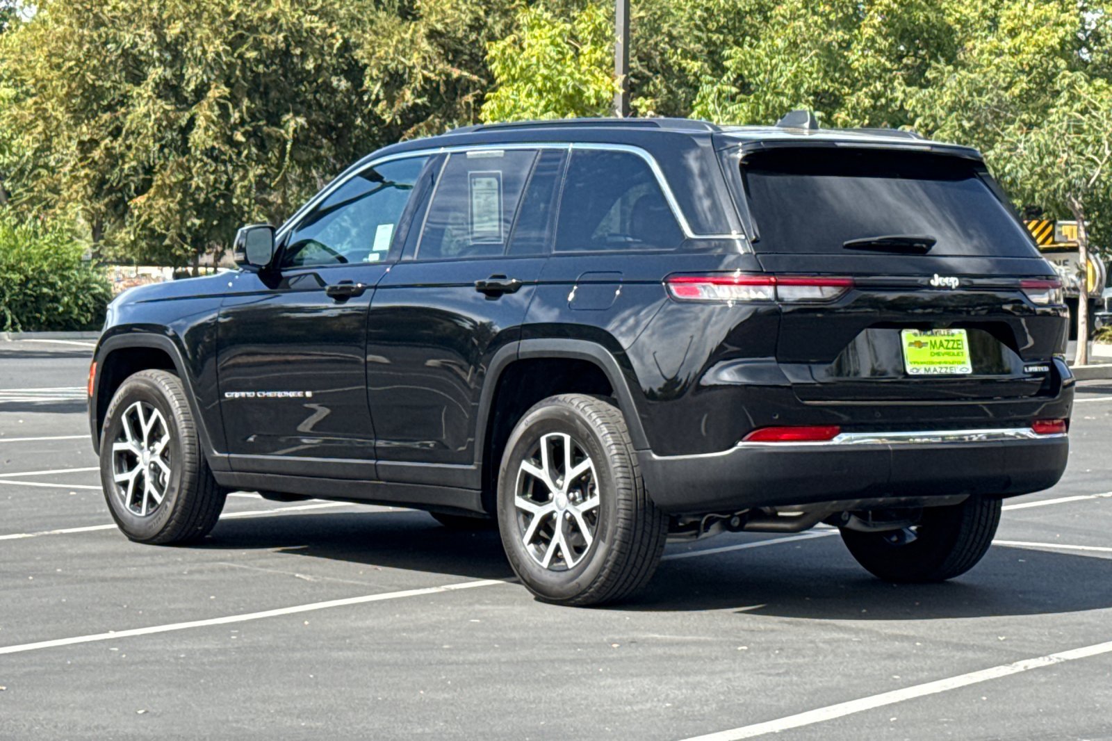 Used 2024 Jeep Grand Cherokee Limited RWD image 3