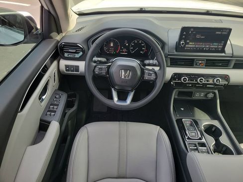 Certified 2025 Honda Pilot Touring image 15