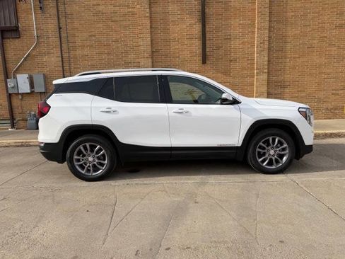 Used 2024 GMC Terrain SLT image 3