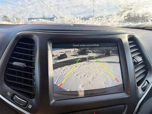 Used 2019 Jeep Cherokee Trailhawk image 18