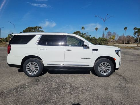 Used 2023 GMC Yukon SLT w/ SLT Premium Package image 5