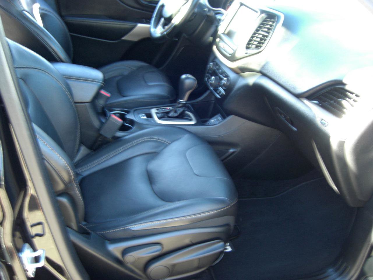Used 2018 Jeep Cherokee Limited w/ High Altitude Package FWD image 16