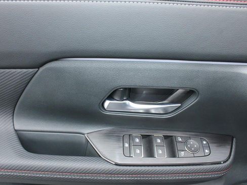 Used 2025 Nissan Kicks SR image 15