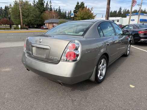 Used 2005 Nissan Altima 3.5 SE image 8