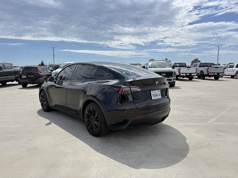 Used 2022 Tesla Model Y Long Range AWD/4WD image 2