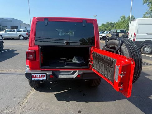 Used 2025 Jeep Wrangler Unlimited Sahara AWD/4WD image 51