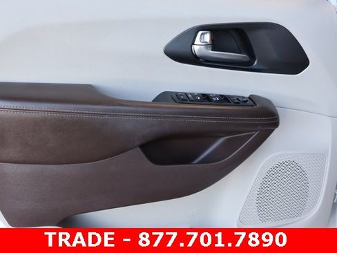 Used 2021 Chrysler Pacifica Touring w/ Cold Weather Group image 10