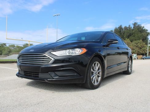 Used 2017 Ford Fusion SE FWD image 4