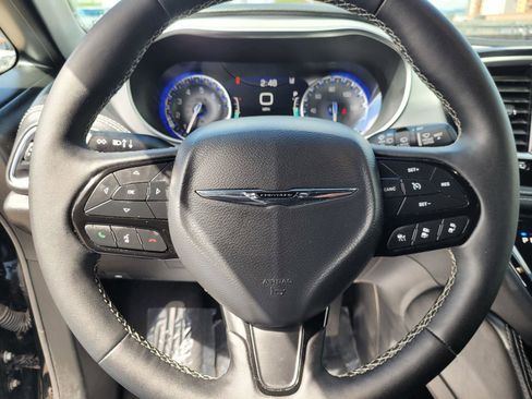 Used 2025 Chrysler Pacifica Limited image 34