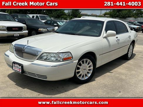 Used 2006 Lincoln Town Car Signature RWD image 1