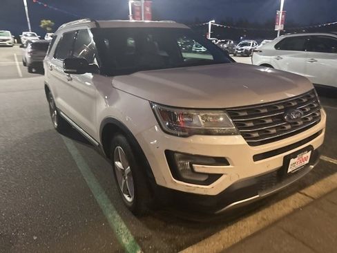 Used 2017 Ford Explorer XLT w/ Equipment Group 202A image 7