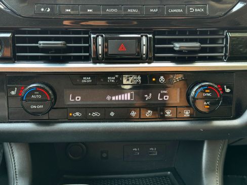 Used 2022 Nissan Pathfinder SL w/ SL Premium Package FWD image 26