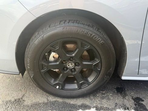 Used 2025 Toyota Sienna XLE Woodland Edition image 4