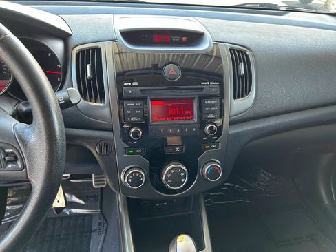 Used 2010 Kia Forte Koup SX FWD image 17