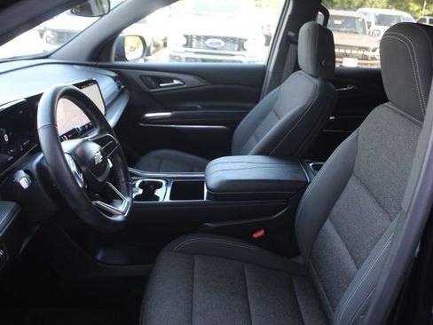 Used 2025 Chevrolet Traverse LT w/ Driver Confidence Package FWD image 25