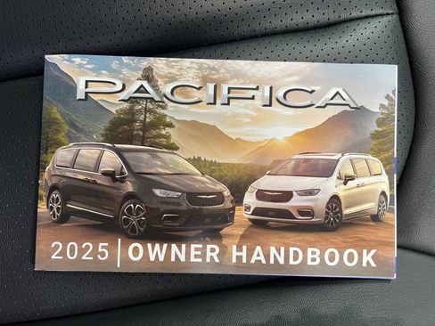 Used 2025 Chrysler Pacifica Select FWD image 41