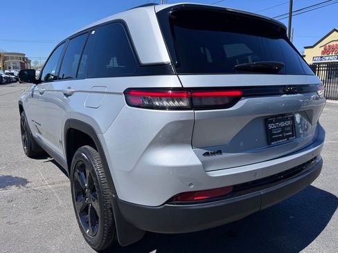 Used 2025 Jeep Grand Cherokee Altitude AWD/4WD image 5