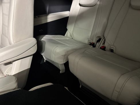 New 2026 Mercedes-Benz GLS 580 4MATIC image 28