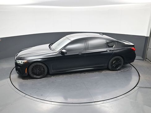 Used 2021 BMW 750i xDrive w/ Executive Package image 28