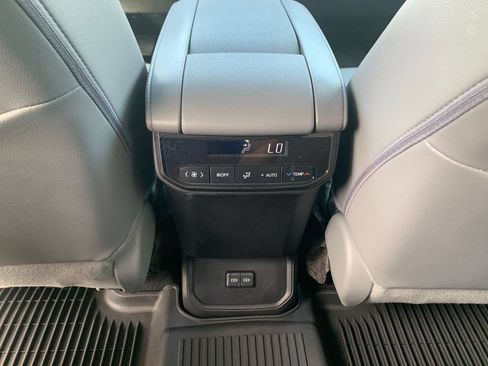 Used 2024 Toyota Highlander XLE AWD/4WD image 15