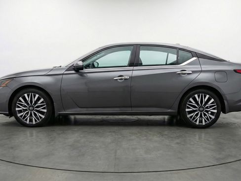 Used 2025 Nissan Altima 2.5 SV FWD image 5