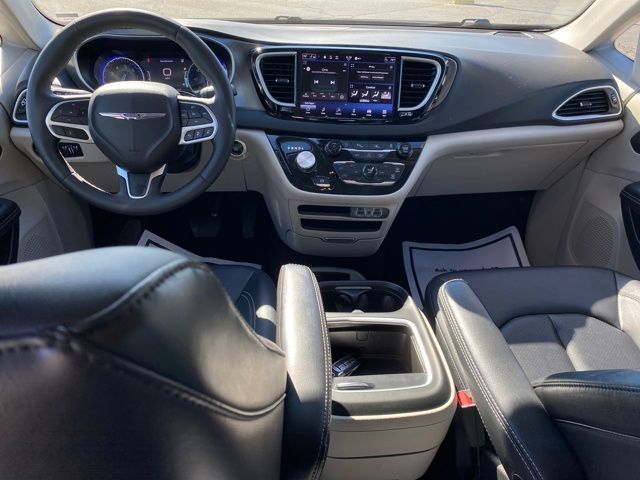 Used 2024 Chrysler Pacifica Touring-L FWD image 5