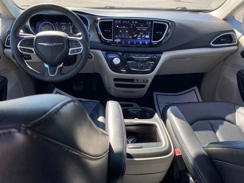 Used 2024 Chrysler Pacifica Touring-L FWD image 5
