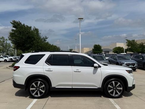 Used 2024 Honda Pilot Touring image 3