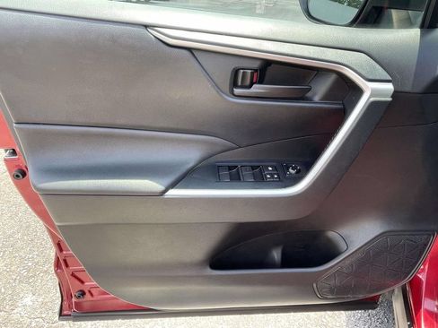 Used 2019 Toyota RAV4 LE FWD image 13