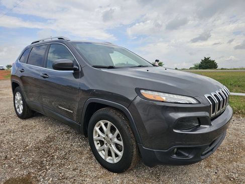 Used 2017 Jeep Cherokee Latitude image 3