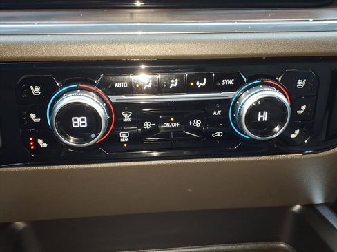 Used 2024 GMC Sierra 2500 SLT w/ SLT Premium Package image 28