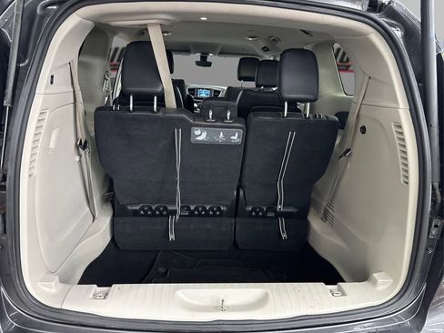 Used 2019 Chrysler Pacifica Touring-L image 11