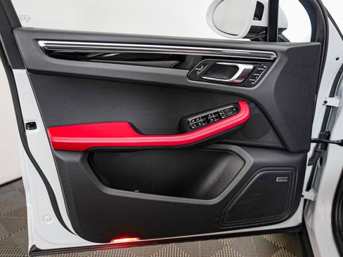 Certified 2022 Porsche Macan S w/ Premium Package Plus image 25