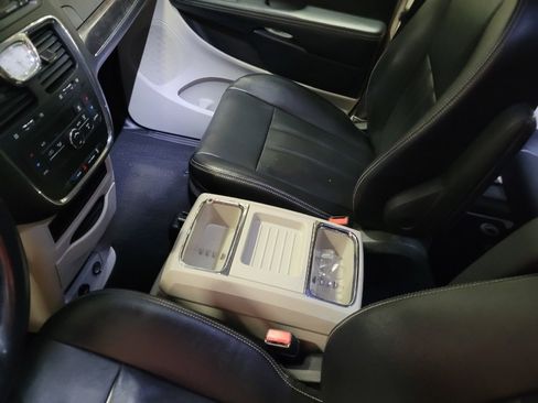 Used 2014 Chrysler Town & Country Touring w/ Driver Convenience Group image 26