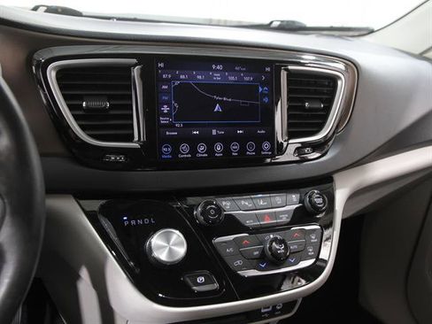 Used 2019 Chrysler Pacifica Touring-L w/ Advanced Safetytec Group image 9