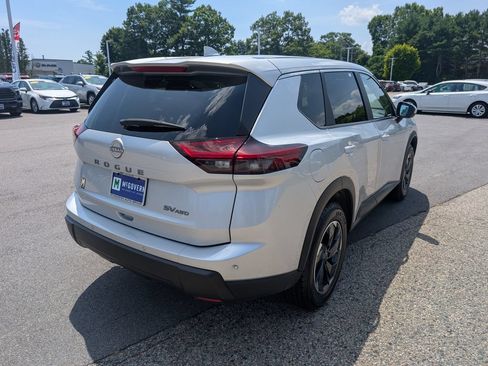 Used 2024 Nissan Rogue SV AWD/4WD image 6