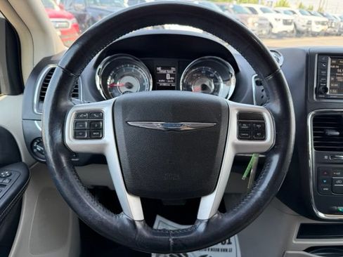 Used 2014 Chrysler Town & Country Touring FWD image 20