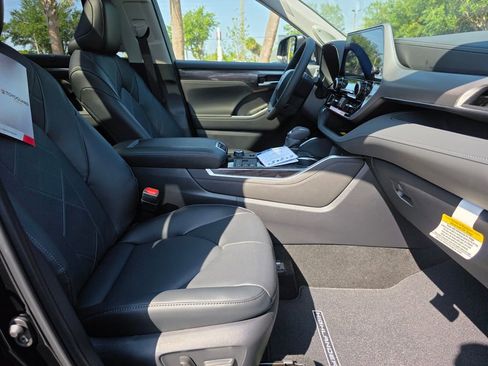 New 2026 Toyota Highlander Platinum AWD/4WD image 14