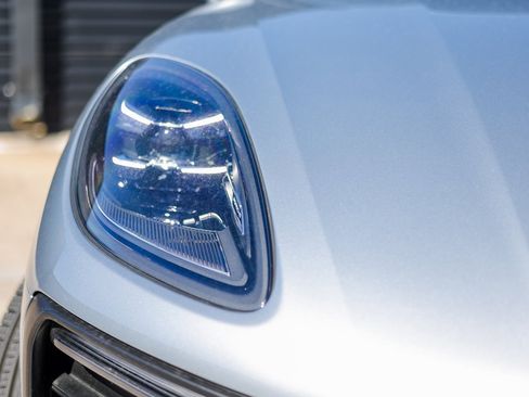 Certified 2025 Porsche Macan image 13