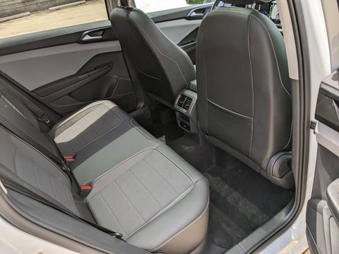 Used 2023 Volkswagen Taos SE w/ Panoramic Sunroof Package AWD/4WD image 26