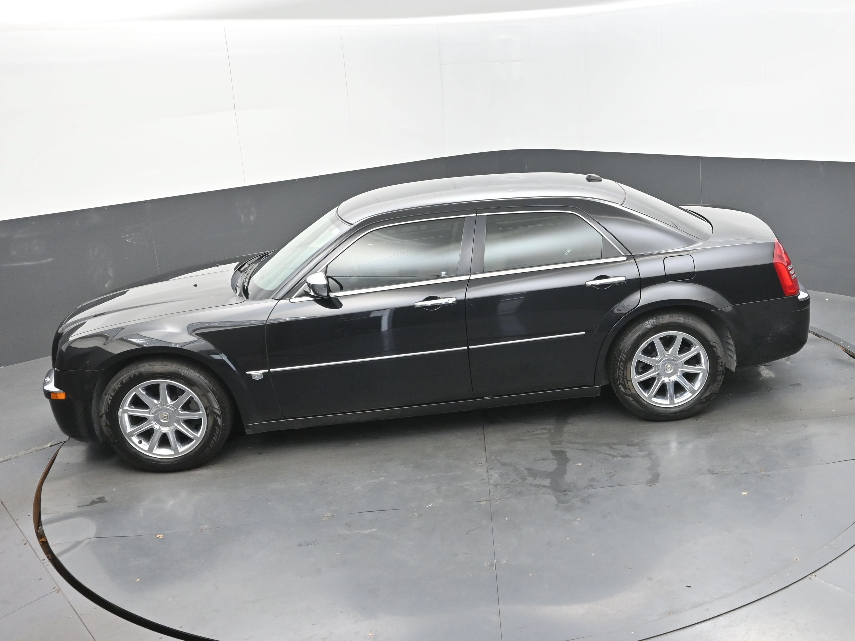 Used 2005 Chrysler 300 C w/ Navigation & Sound Group II RWD image 34