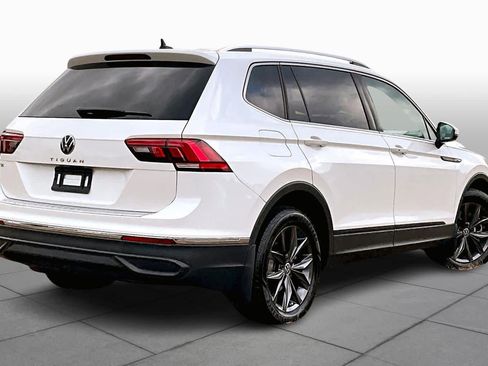 Used 2023 Volkswagen Tiguan SE w/ Panoramic Sunroof Package image 12