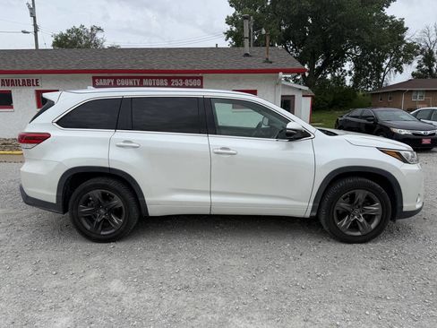 Used 2017 Toyota Highlander Limited Platinum FWD image 2