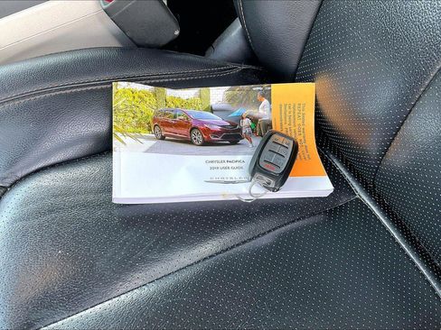 Used 2019 Chrysler Pacifica Touring-L w/ Tire & Wheel Group FWD image 11