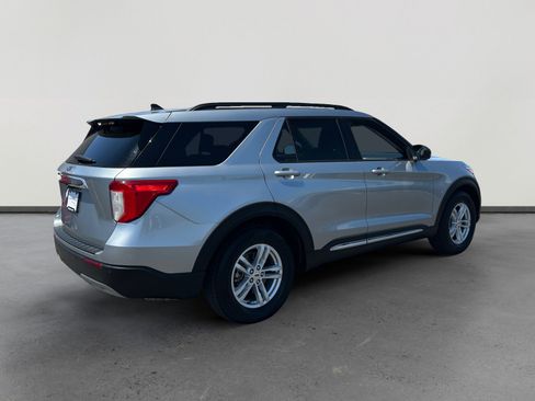 Used 2024 Ford Explorer XLT w/ Equipment Group 202A RWD image 5