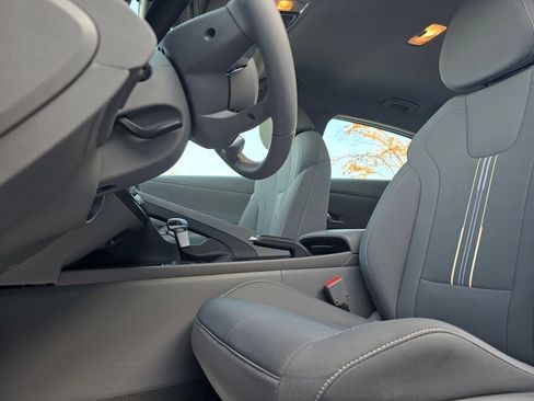 Used 2025 Hyundai Elantra Sport FWD image 18