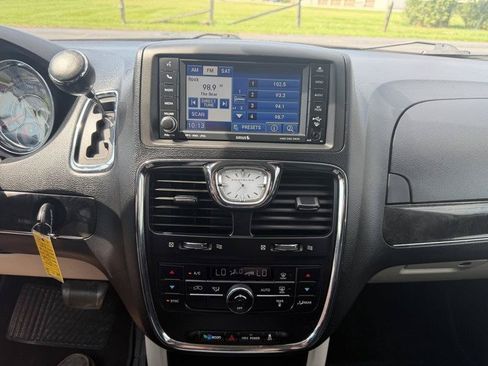 Used 2011 Chrysler Town & Country Touring FWD image 19